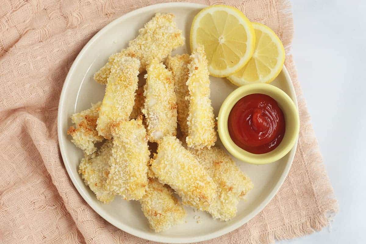 fish-sticks-on-plate-with-lemon